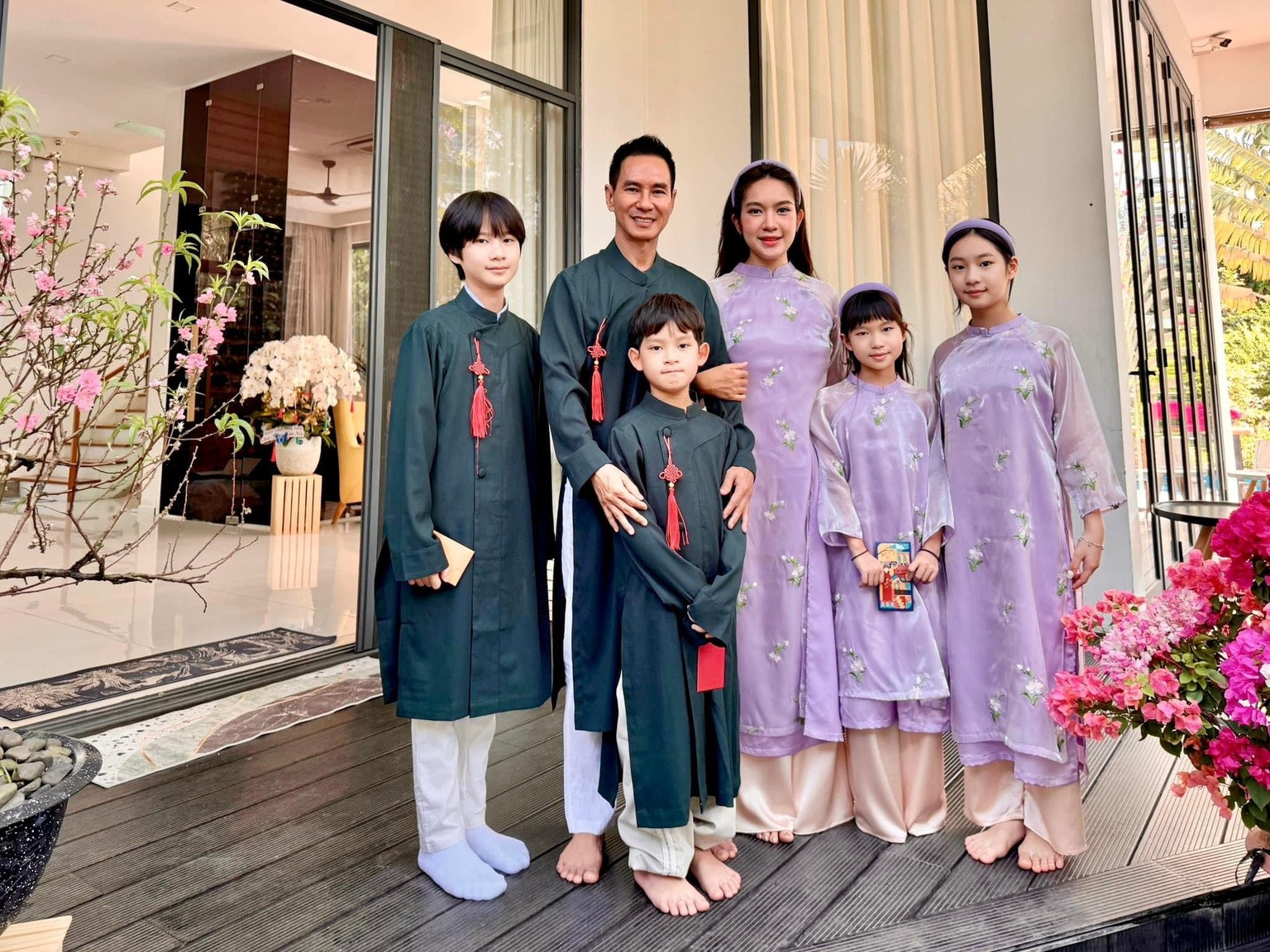 Thời trẻ, Minh Hà từng là hot-girl có tiếng với học thức cao, tính cách phóng khoáng. Sau khi gặp Lý Hải, cô quyết định tiến đến hôn nhân với người đàn ông hơn 17 tuổi. 