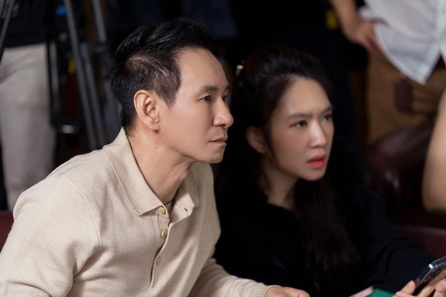 Ngoại hình đạo diễn Lý Hải có sự thay đổi rõ rệt sau 2 tháng quay phim 'Lật mặt 7'. Anh tiết lộ cùng đoàn “lăn xả” từ Bắc chí Nam, chịu nhiều áp lực công việc hơn các phần trước. Bà xã luôn đồng hành với anh trong công việc lẫn cuộc sống. Ngay từ phim 