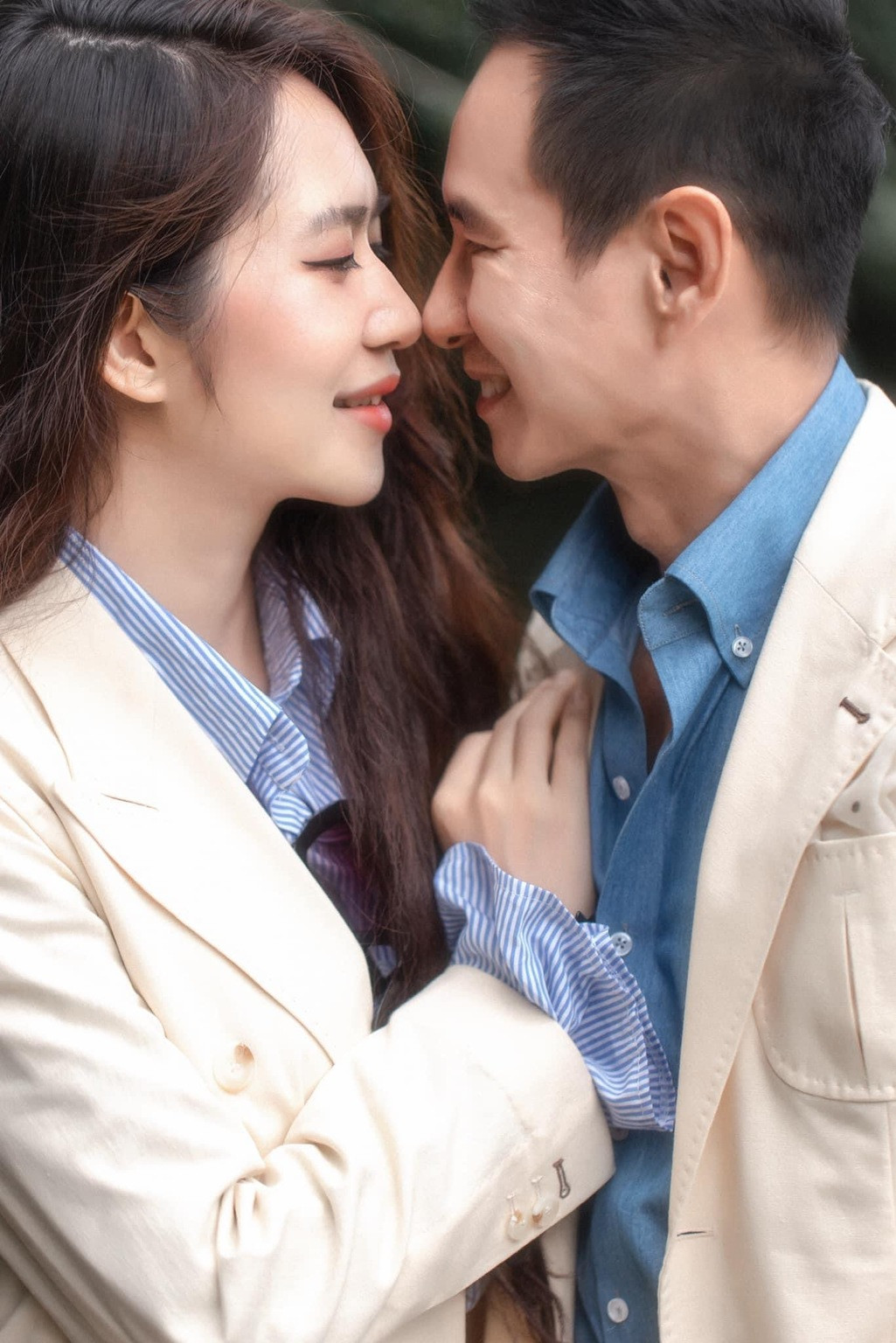 Mỗi khi xuất hiện bên chồng, gương mặt Minh Hà rạng ngời hạnh phúc. Cô vừa đảm đang, cung phụng và hỗ trợ chồng trong công việc vừa dành thời gian chăm sóc, yêu thương bản thân.