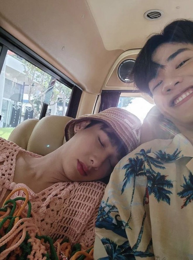Một số hình ảnh thân thiết của Tay Tawan và đàn em Gun Atthaphan trong quá khứ cũng được fan chia sẻ lại sau nụ hôn trên