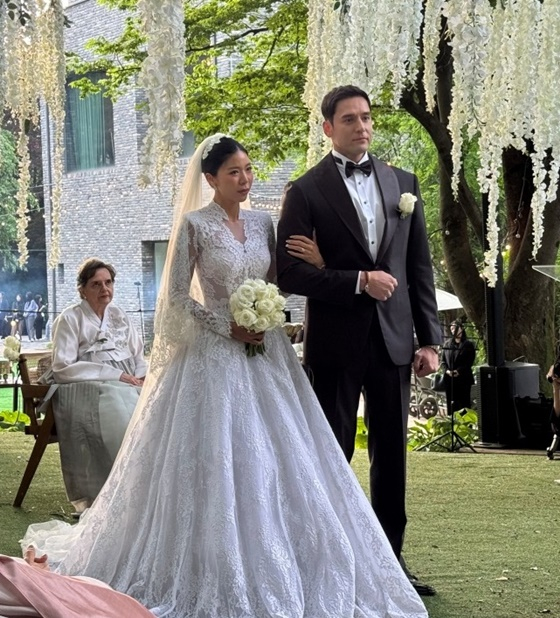 Visual của chú rể sau màn giảm cân thần tốc đã nhận được sự quan tâm lớn từ netizen Hàn Quốc. Trước ống kính, Julien Kang khiến người hâm mộ mê mẩn trước visual điển trai bất chấp cam thường cùng chiều cao ấn tượng. Trong hôn lễ mới đây, chú rể thay tới 2 bộ trang phục