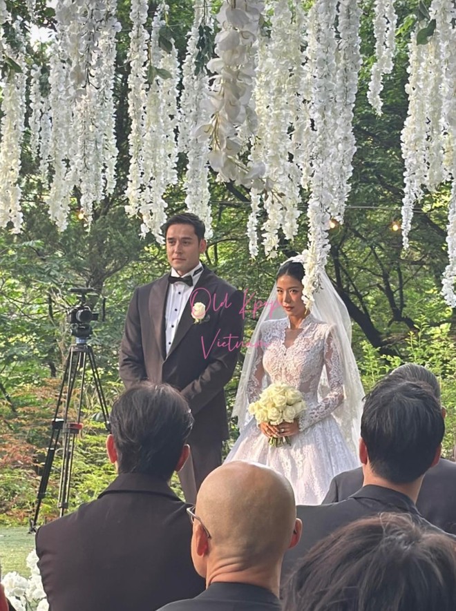 Cô dâu chú rể không giấu được sự xúc động khi lắng nghe những lời căn dặn từ các vị phụ huynh