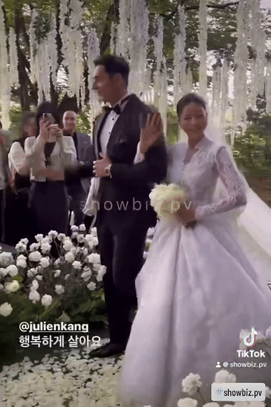 Nữ YouTuber khoác tay ông xã đầy tình cảm trong tiếng vỗ tay không ngớt của quan khách