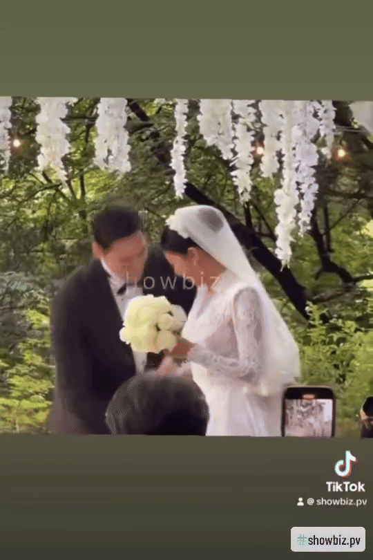 Julien Kang bế gọn người bạn đời trong vòng tay ấm áp. Khoảnh khắc này đã nhanh chóng được chia sẻ với tốc độ chóng mặt trên mạng xã hội Hàn Quốc