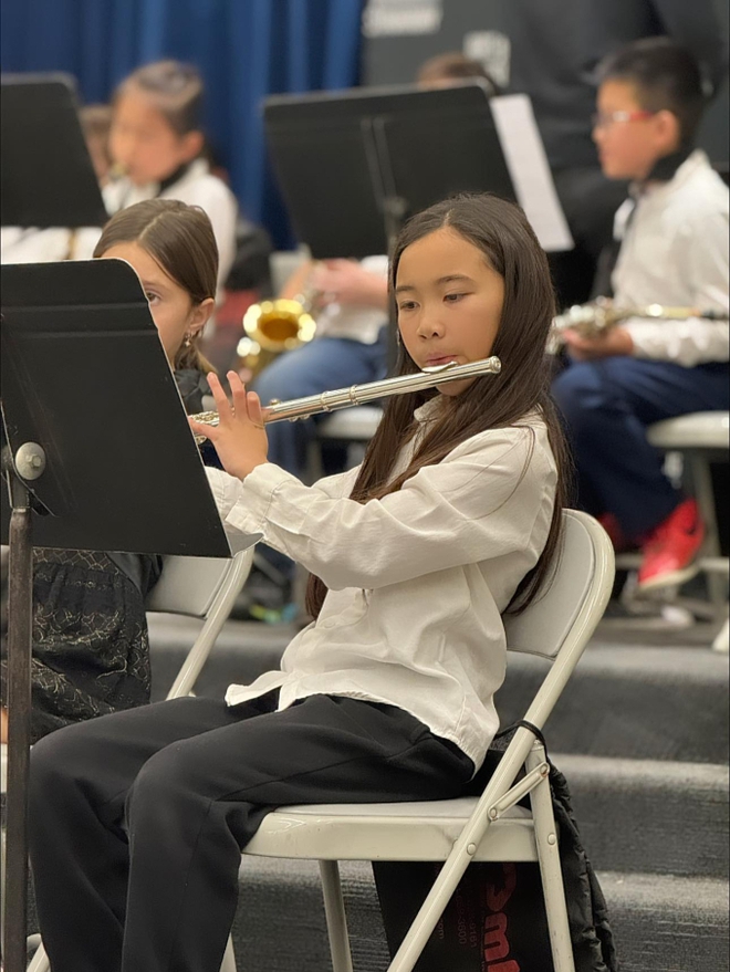 Con gái của Kim Hiền lớn phỏng phao. Cô bé sở hữu vẻ ngoài dễ thương và có năng khiếu nghệ thuật như thổi sáo, chơi piano...