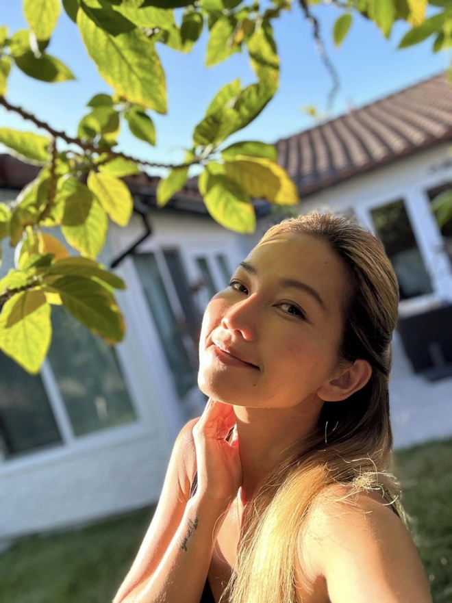 Nữ diễn viên trở thành bà nội trợ, ở trong biệt thự rộng rãi. Hàng ngày cô nấu ăn, chăm sóc gia đình và có thú vui là trồng cây ở mảnh vườn thoáng đãng bên trong biệt thự của mình