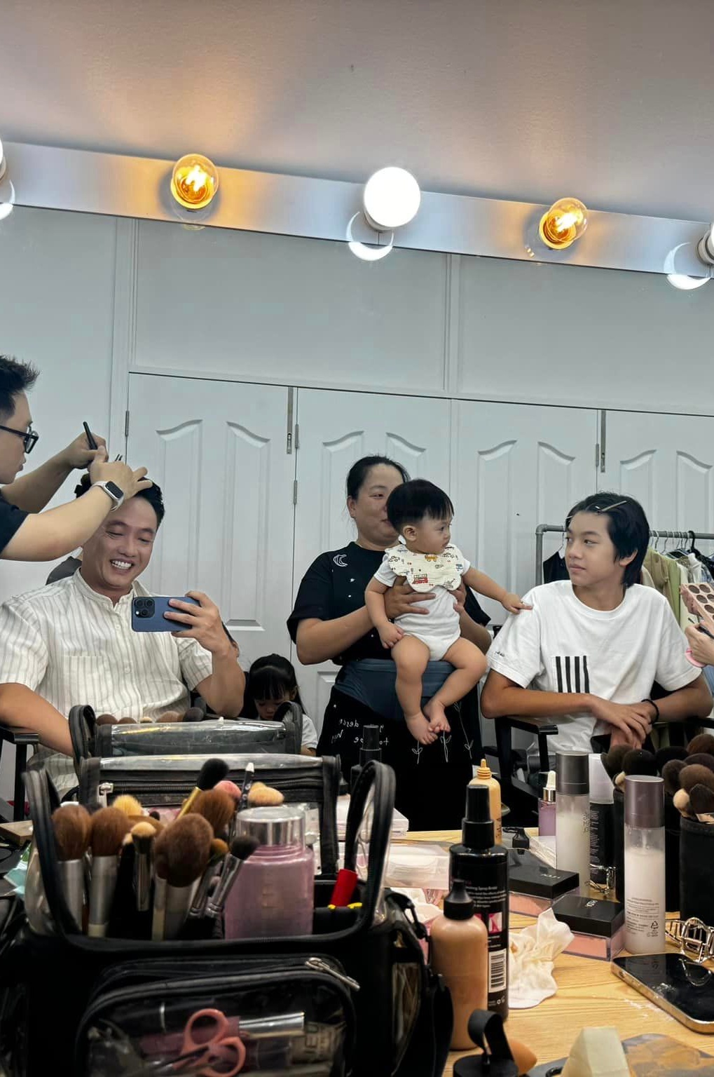 Cường Đô La hào hứng đưa các nhóc tỳ đi chụp ảnh gia đình ngày cuối tuần