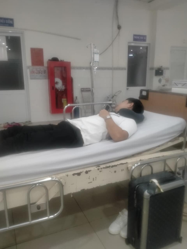 Quách Thành Danh truyền nước trong bệnh viện