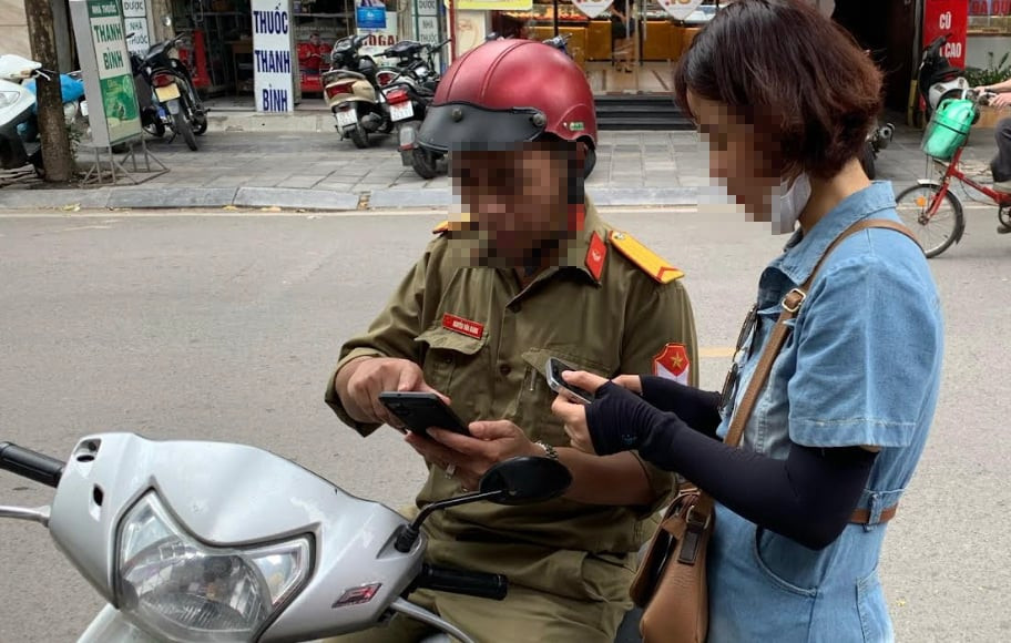Tình trạng mua bán vàng tự phát ngay trên phố diễn ra khá nhiều những ngày gần đây. Ảnh: Tiến Anh