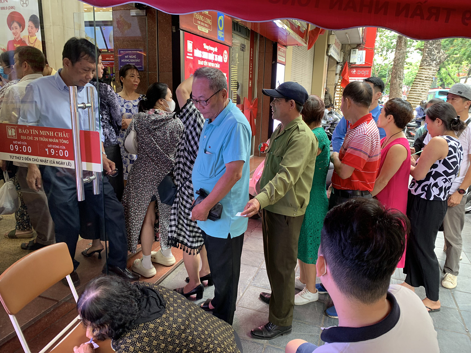 Khách hàng xếp hàng ghi số thứ tự để vào giao dịch. Ảnh: Tiến Anh