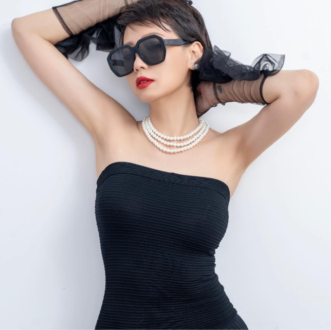 Phong cách cực trẻ trung của mẹ vợ Đoàn Văn Hậu