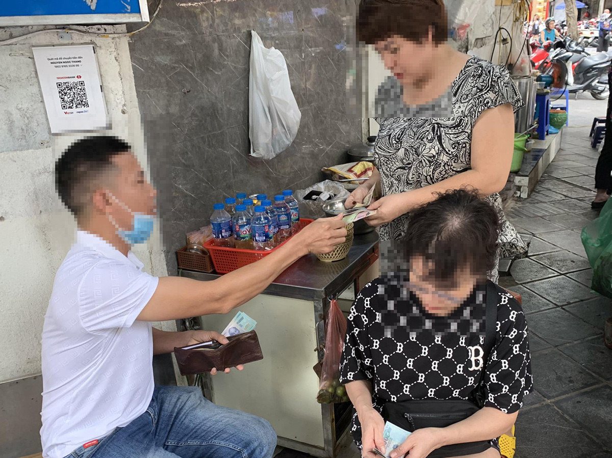 Quán nước thành nơi trao đổi, mua bán vàng. Ảnh: Tiến Anh