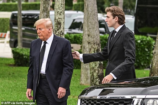 Ở tuổi 18, Barron sở hữu chiều cao 2m03 và có nhiều điểm tương đồng với ông Donald Trump