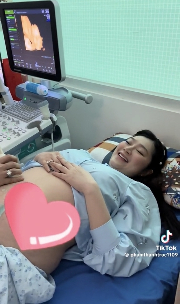 Khi mang thai đến tháng thứ 6, Thanh Trúc mới chính thức báo tin vui