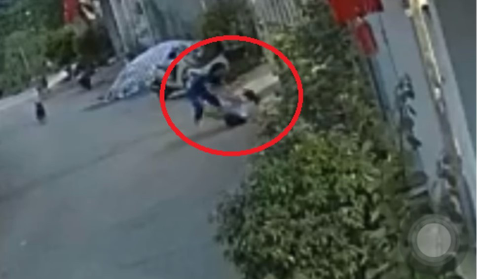 Bé gái bị cô giáo L. hành hung. Ảnh: Cắt từ clip gia đình cung cấp