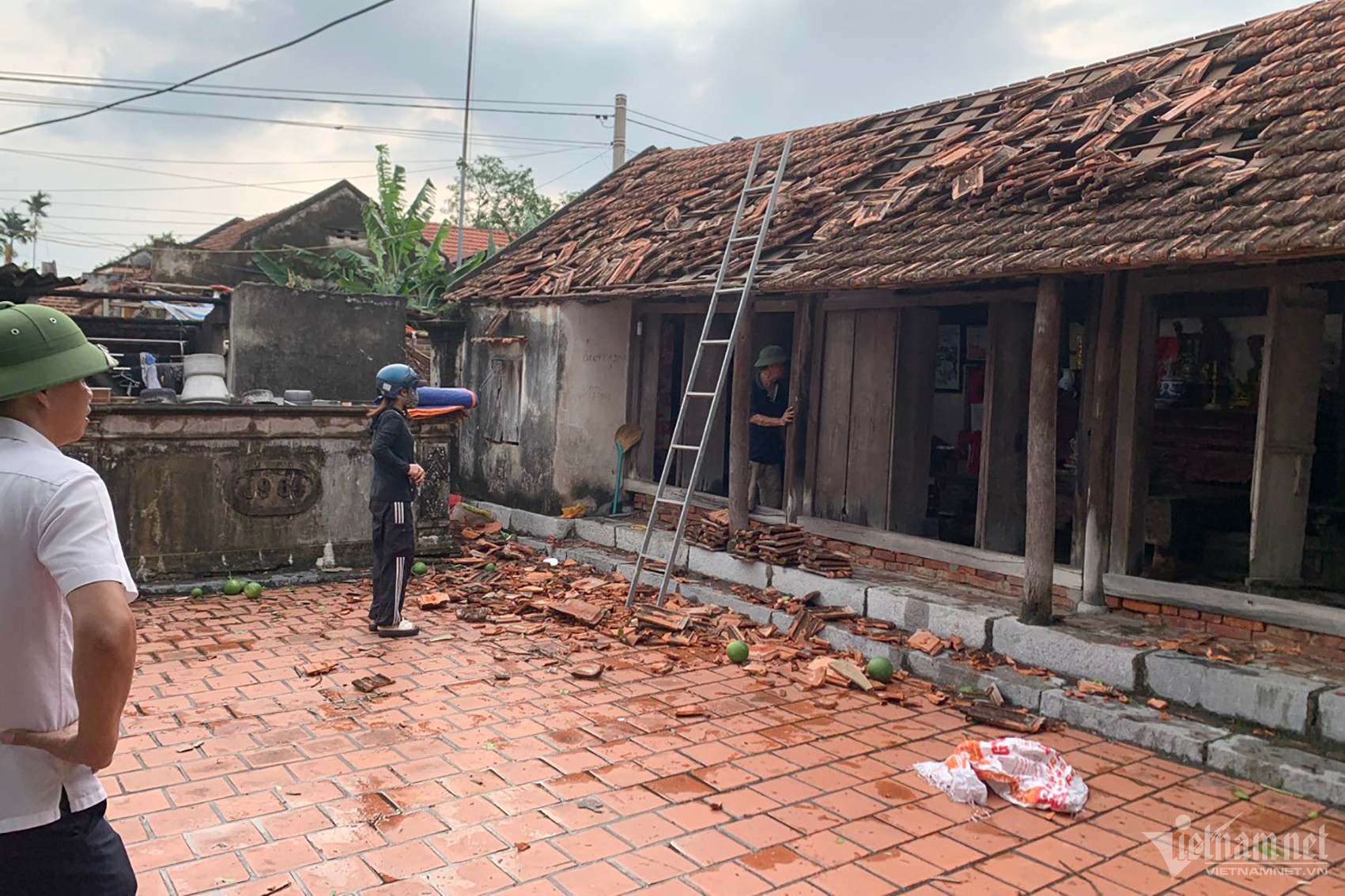 Nhà người dân bị tốc mái ngói