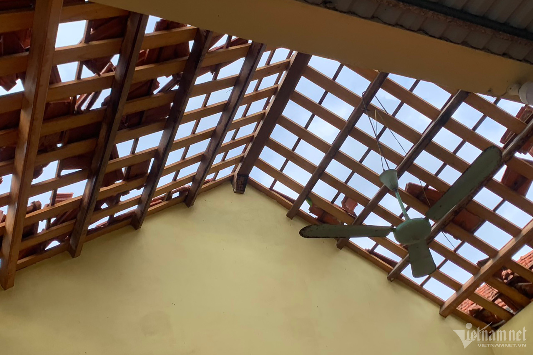 Hàng chục hộ dân bị tốc mái nhà sau khi vòi rồng xuất hiện