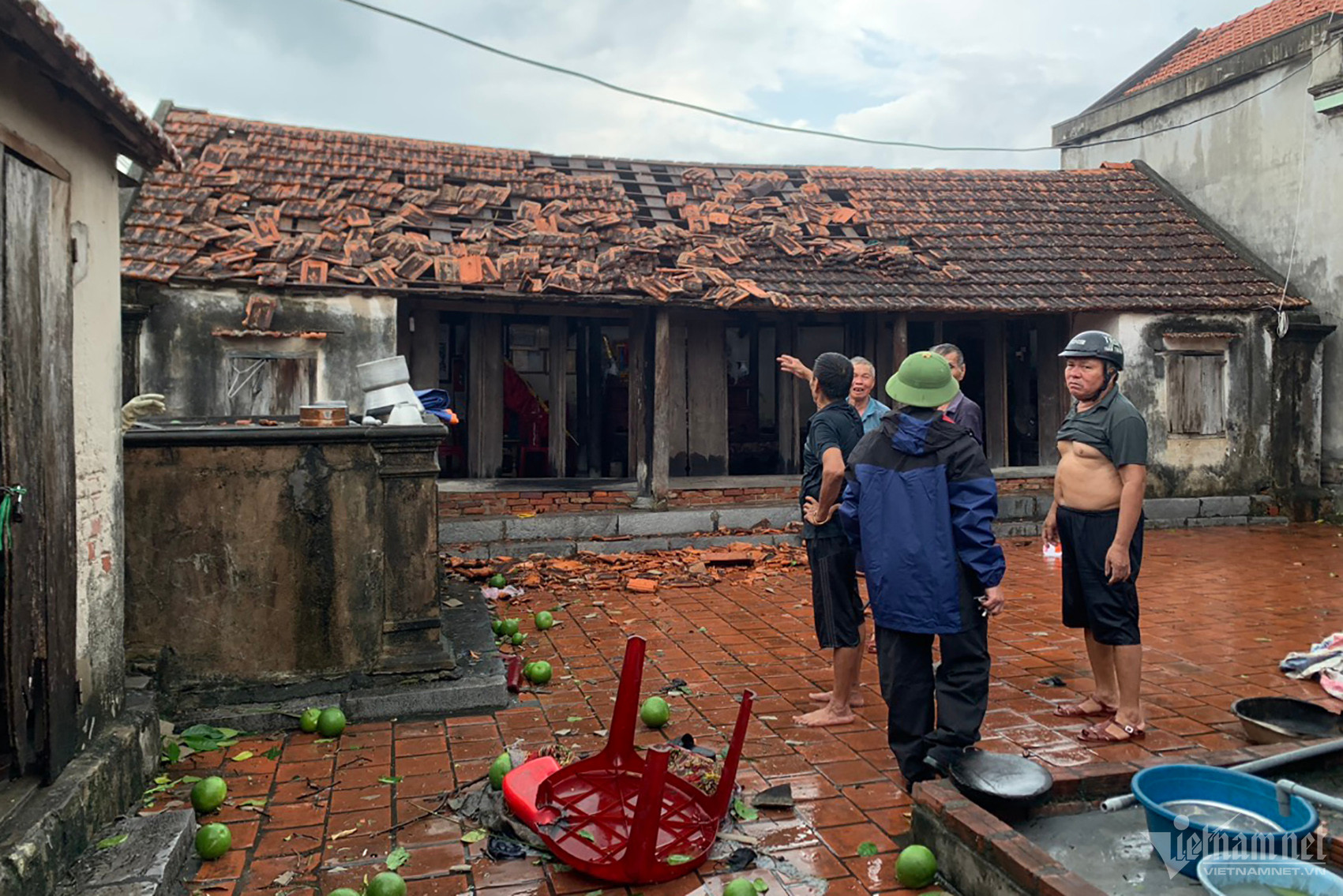 Cảnh tan hoang sau khi vòi rồng đi qua