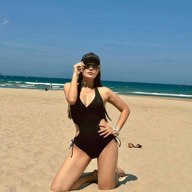 Được biết, Thanh Hương từng là vận động viên võ thuật. Năm 17 tuổi, cô tham gia cuộc thi Hoa hậu Hải Dương và giành danh hiệu á hậu. Sau nhiều năm hoạt động showbiz, nữ diễn viên vẫn giữ được vẻ đẹp cuốn hút, thậm chí còn ngày càng nóng bỏng hơn.