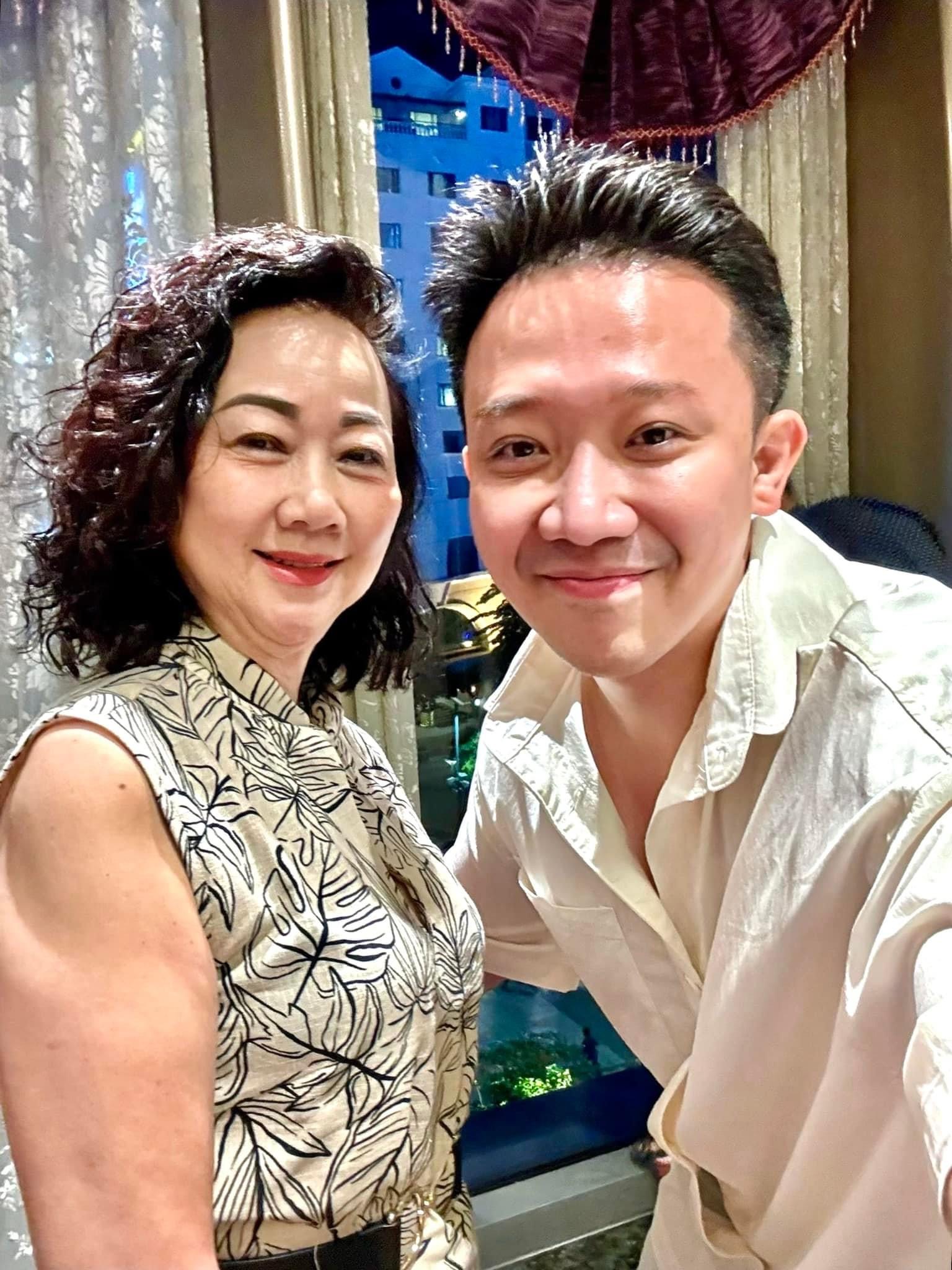 Trấn Thành chia sẻ hình ảnh bên các thành viên trong gia đình trên trang cá nhân