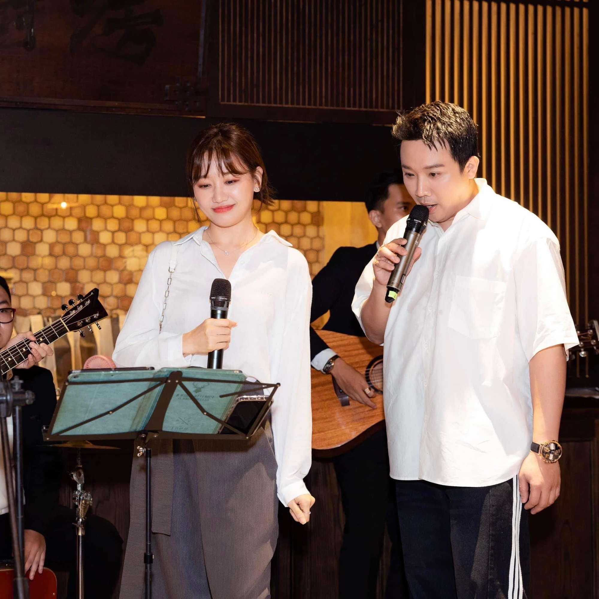 Cả hai không ngần ngại thể hiện tình cảm với nhau khi ở nơi đông người