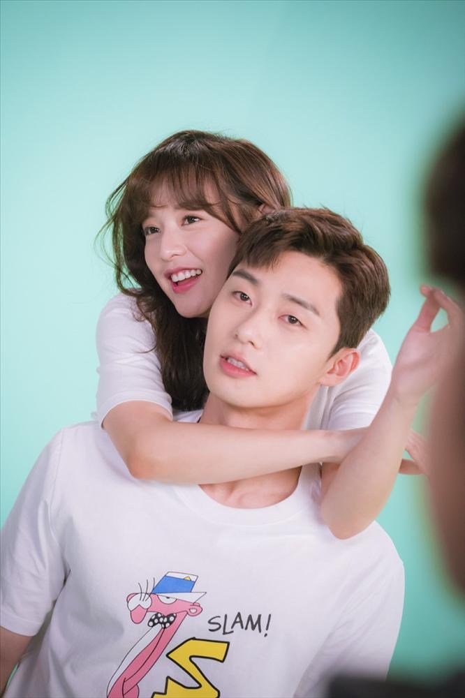 Kim Ji Won vướng tin đồn hẹn hò Park Seo Joon trong giai đoạn này