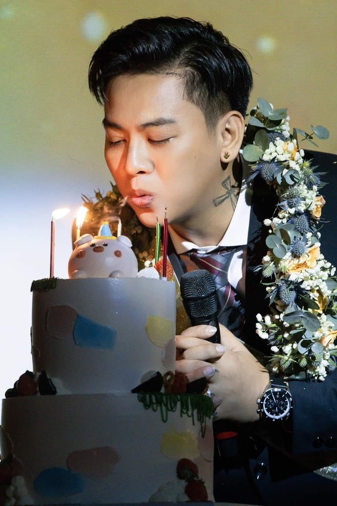 Giọng ca sinh năm 1995 từng chia sẻ đã phải trải qua quãng thời gian tiêu cực, không thể tìm thấy điều khiến bản thân phấn chấn