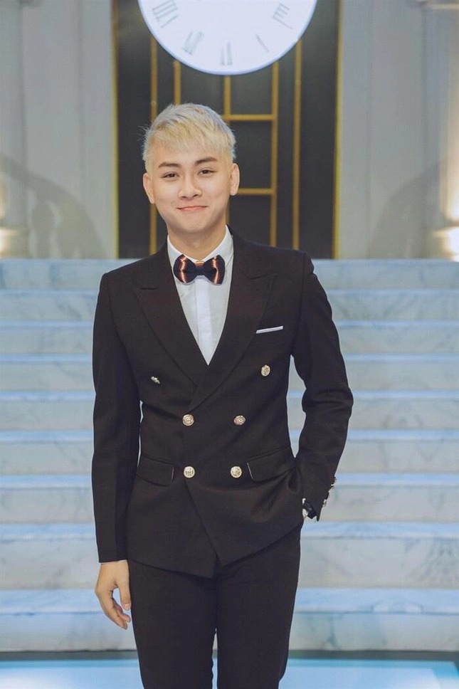 Giọng ca 9x sở hữu loạt ca khúc nổi tiếng được khán giả yêu mến như Buồn Làm Chi Em Ơi, Hoa Nở Không Màu…