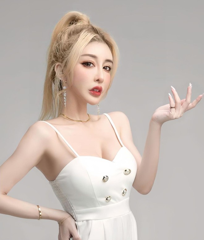 Phương Kỳ Viện tung ảnh chụp X-quang khuôn mặt với chiếc đinh dài 3cm ở phần cằm. Dị vật này bị bỏ quên trong lần nữ người mẫu độn cằm từ 8 năm trước