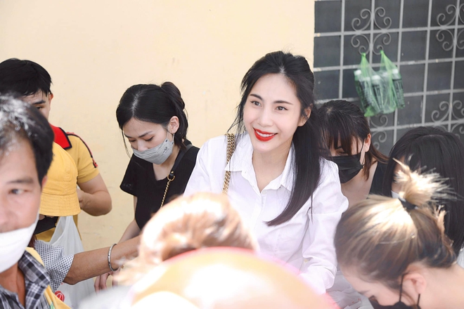 Nữ ca sĩ cũng tiếp tục các hoạt động cộng đồng