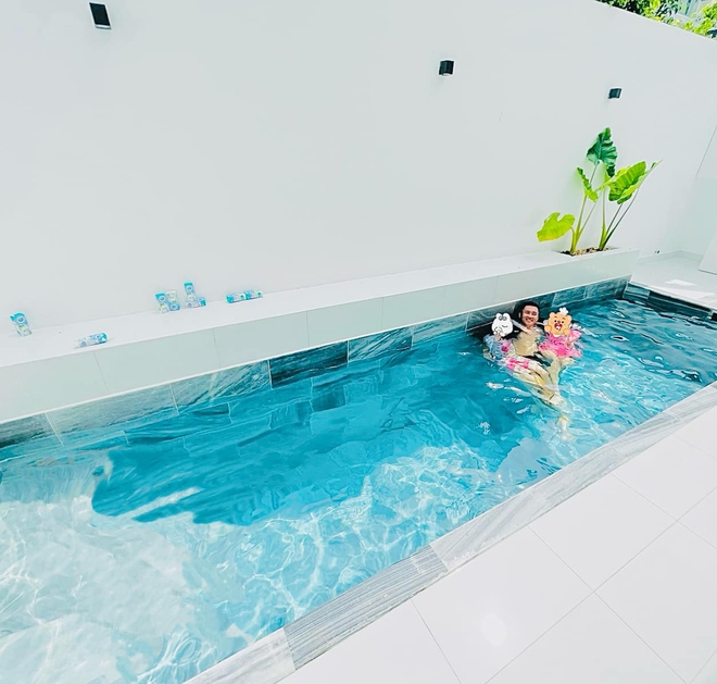 Hồ bơi bên trong cơ ngơi triệu đô của vợ chồng Thủy Tiên