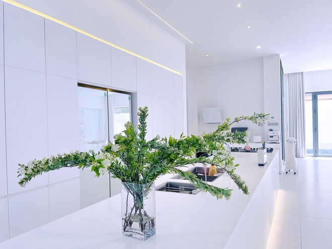 Không gian sống của nữ ca sĩ lấy màu trắng làm chủ đạo