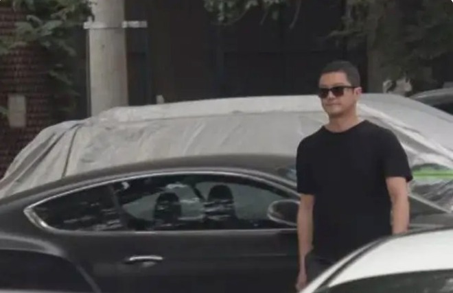 Mới đây, Lý Á Bằng được trông thấy lái xe sang xuống phố với vẻ ngoài vô cùng bình thản