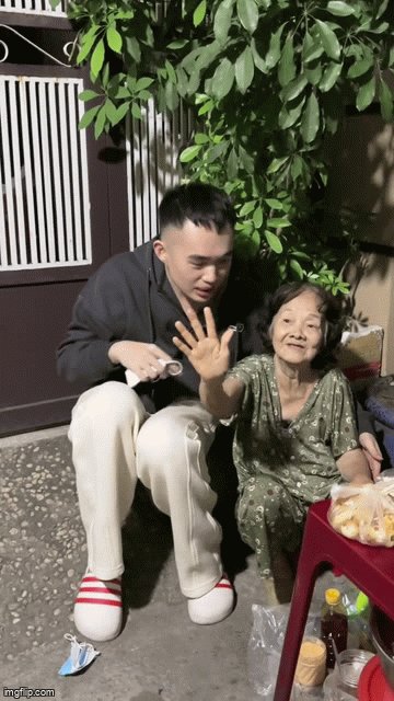 Tina hy vọng người theo dõi mình có thể đến mua đồ ủng hộ các hàng quán anh chàng đã tới quay