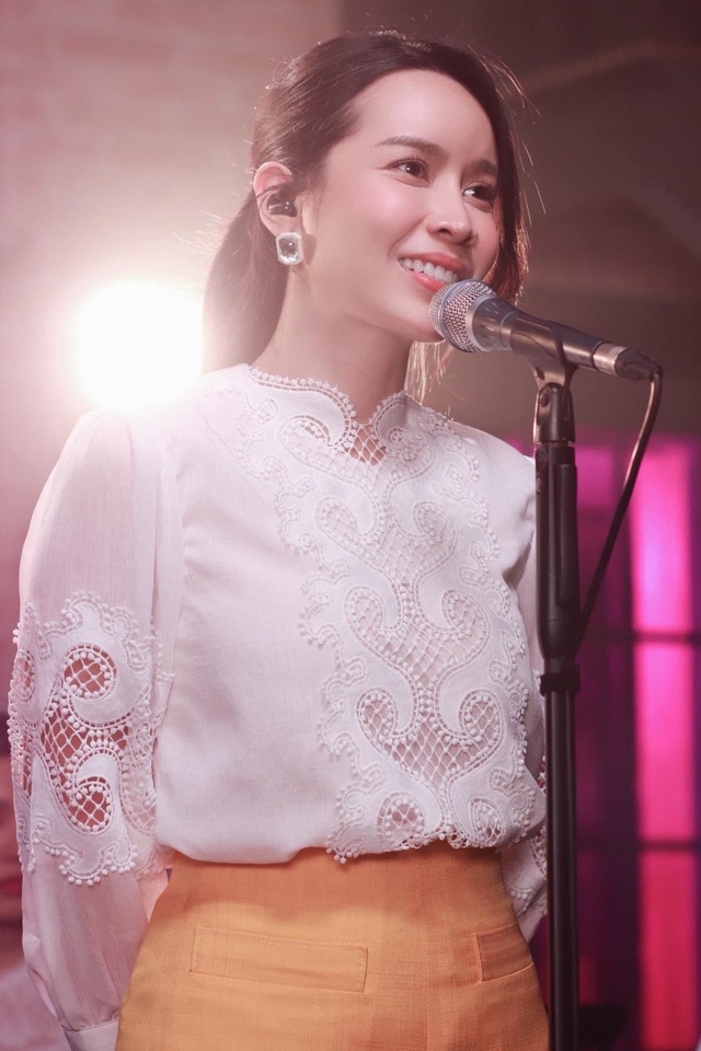 Lưu Hương Giang đảm nhận nhiều vai trò khác nhau như ca sĩ, nhạc sĩ và nhà sản xuất âm nhạc