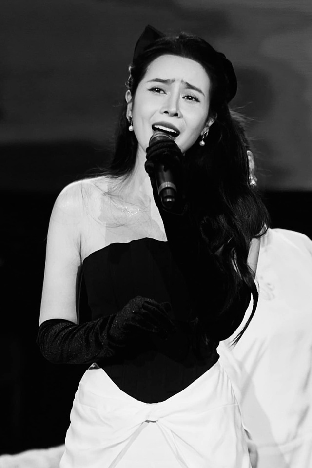 Từ nhỏ cô đã tham gia nhiều chương trình về ca hát như: Giọng hát trẻ Hà Nội, liên hoan Tiếng hát hay Hà Nội...