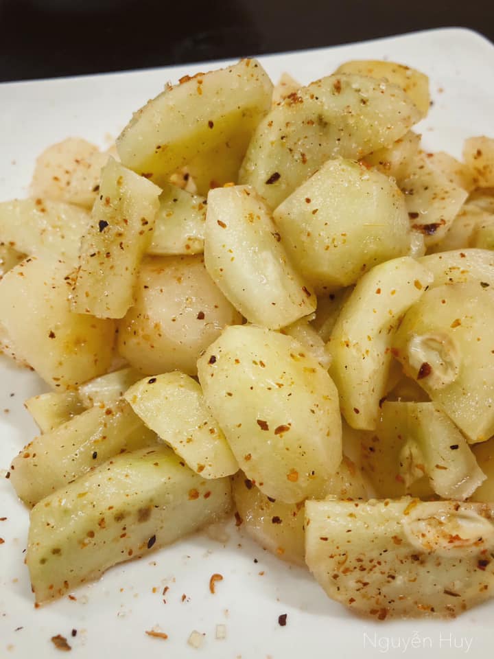 Táo mèo muối xổi là món ăn vặt được các chị em văn phòng yêu thích