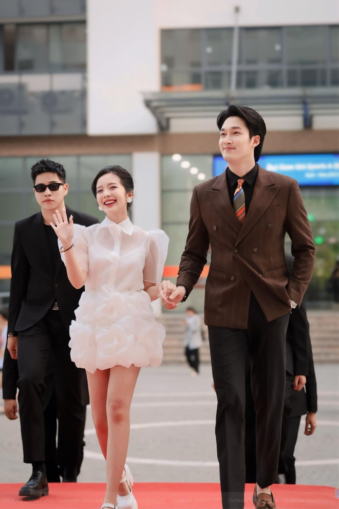 Ngọc Huyền khá kín tiếng về chuyện tình cảm. Giữa nghi vấn hẹn hò Đình Tú, nữ diễn viên không lên tiếng đính chính. Nhưng cả hai vẫn thoải mái nắm tay nhau đi sự kiện