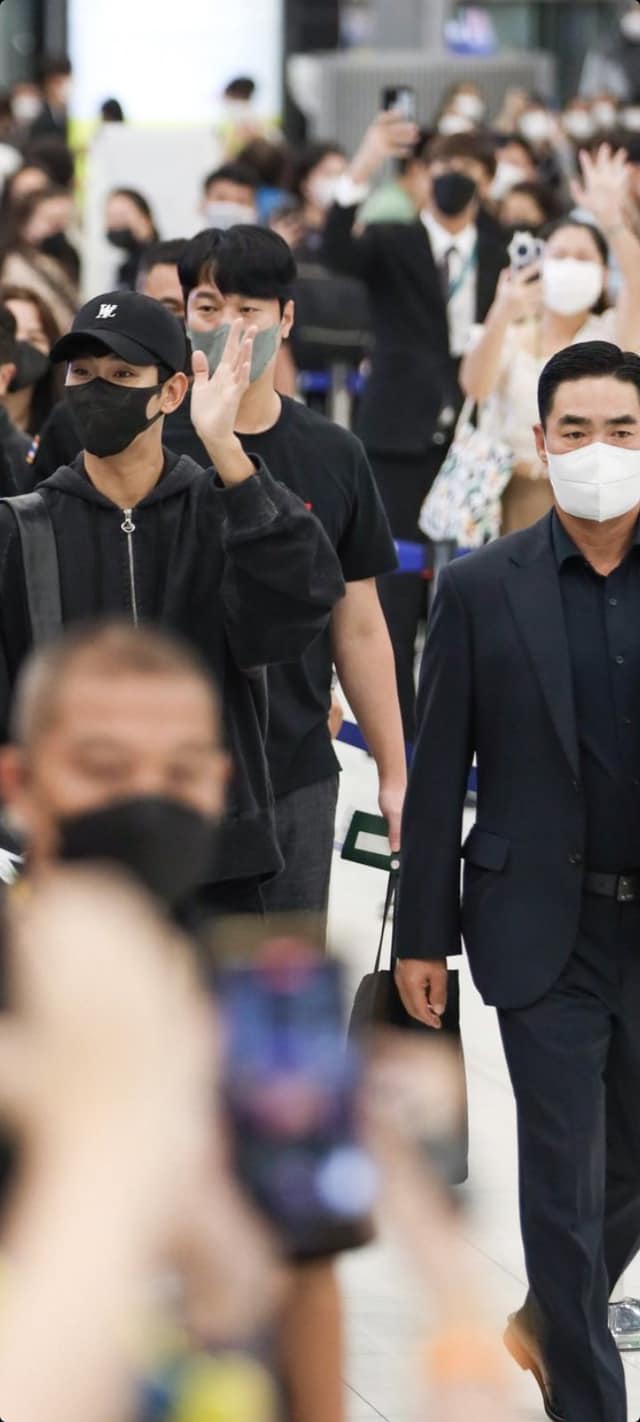 ... từng nhiều lần đi theo hỗ trợ nam thần họ Kim trong các hoạt động trước đây. Xâu chuỗi các dữ kiện, nhiều khán giả đặt nghi vấn Kim Soo Hyun cử vệ sĩ thân cận đi theo bảo vệ mỹ nhân sinh năm 1992