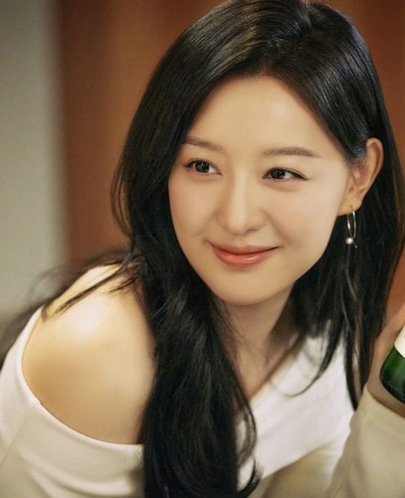 Kim Ji Won khoe vai trần gợi cảm trong ảnh quảng cáo...