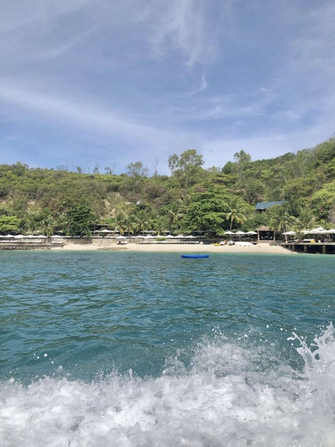 Du khách sẽ ngồi tàu, ca nô khoảng 15 phút để ra tới hòn Miễu (Ảnh Lê V.T.Uyên)