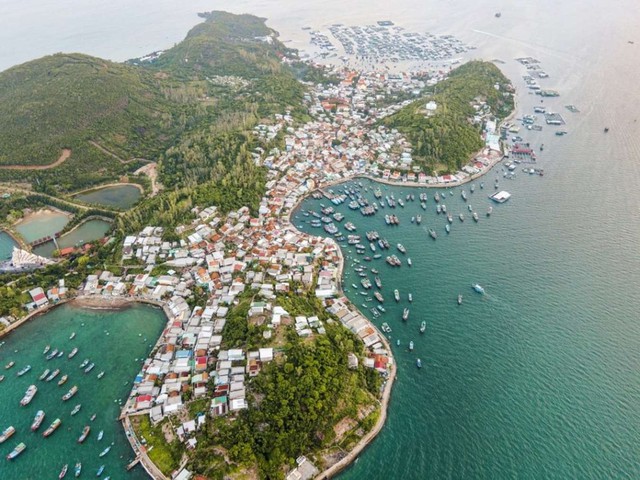 Phần lớn diện tích hòn Miễu là rừng núi, song vẫn có những bãi tắm rất đẹp (Ảnh @khalaangel)