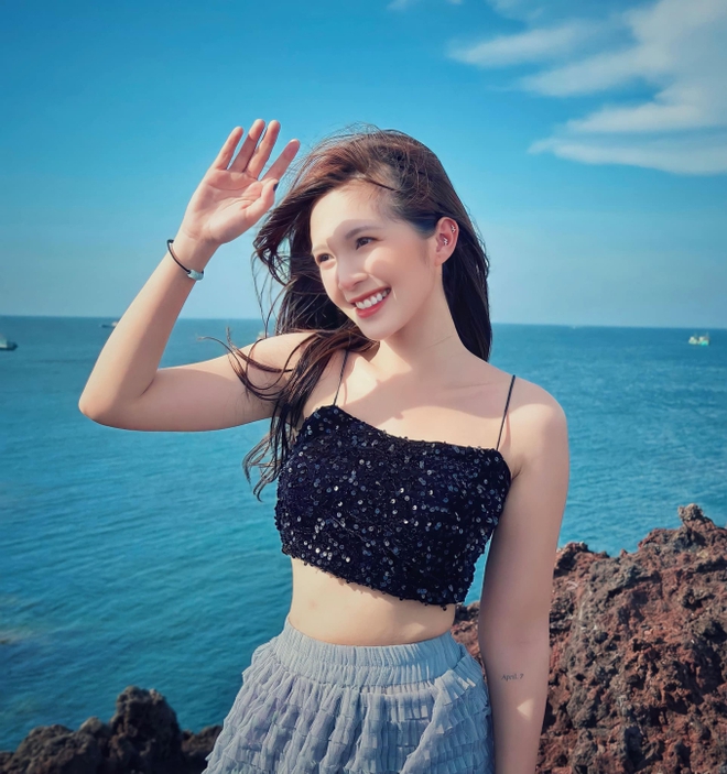 Nhưng khi đi du lịch, Ngọc Huyền tự tin lên đồ khoe vóc dáng nóng bỏng