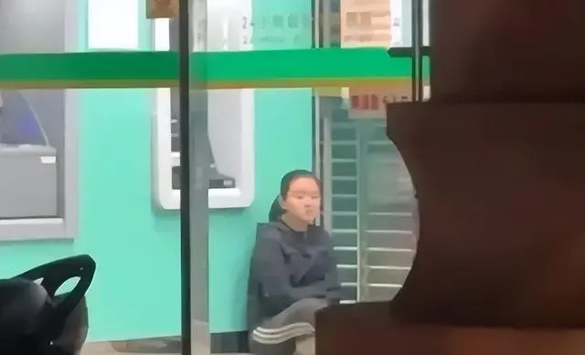 Cô hiện sống lang thang trên phố, biến thành người điên loạn, nửa tỉnh nửa mê