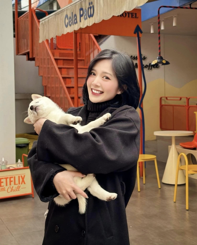 Ngọc Huyền sở hữu nhan sắc ngọt ngào với gương mặt nhỏ nhắn, đường nét xinh đẹp