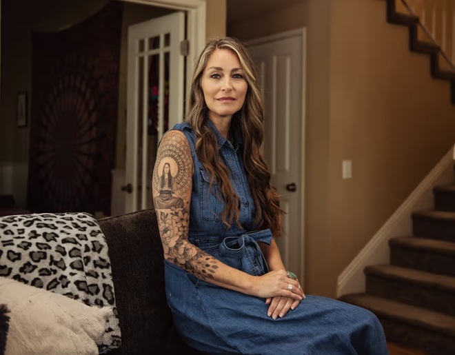 Brittney Lewis quyết định đứng lên, tự tiết lộ danh tính để buộc tội kẻ đồi bại