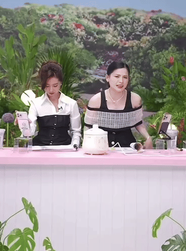 Võ Hà Linh trong phiên live 15/5