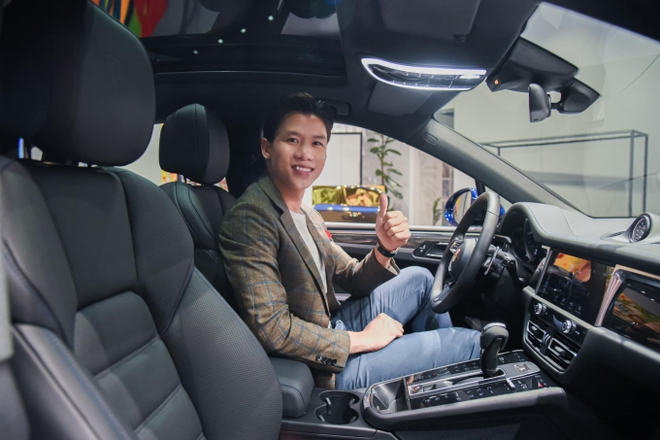 Chàng cầu thủ lái xe sang