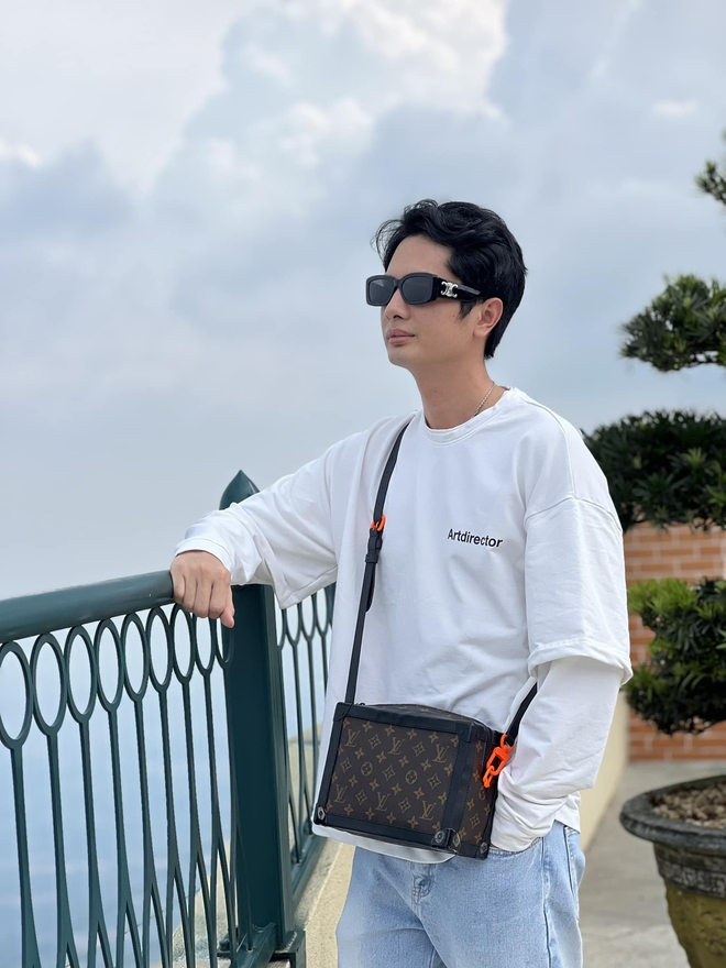 Không chỉ đăng ảnh trùng khớp thời gian, địa điểm, Huỳnh Phương còn khoe kính mát giống của Khả Như