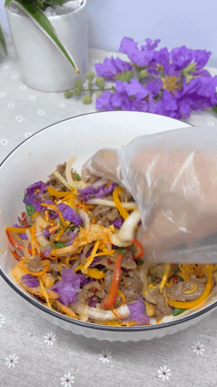 Món gỏi hoa bằng lăng đang 